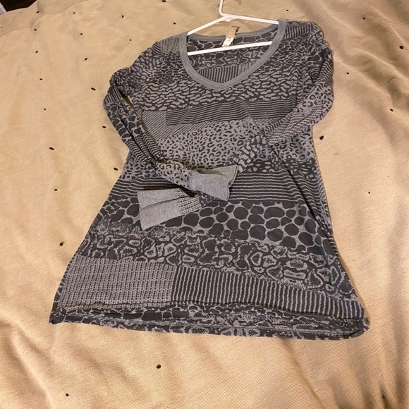 BKE Tops - BKE long sleeve grey animal print light weight top